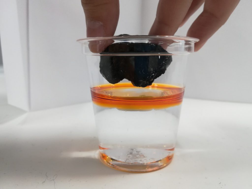 水にラー油を入れたグラスに炭を入れる実験